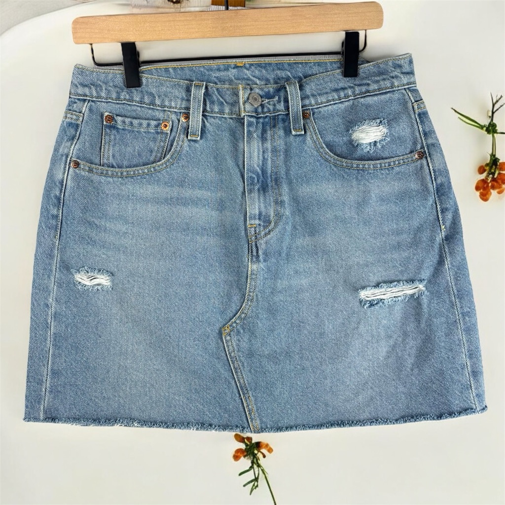 Levi's Blue Jean Mini Skirt Casual Raw Hem A-Line Size 30 Light / Medium Wash